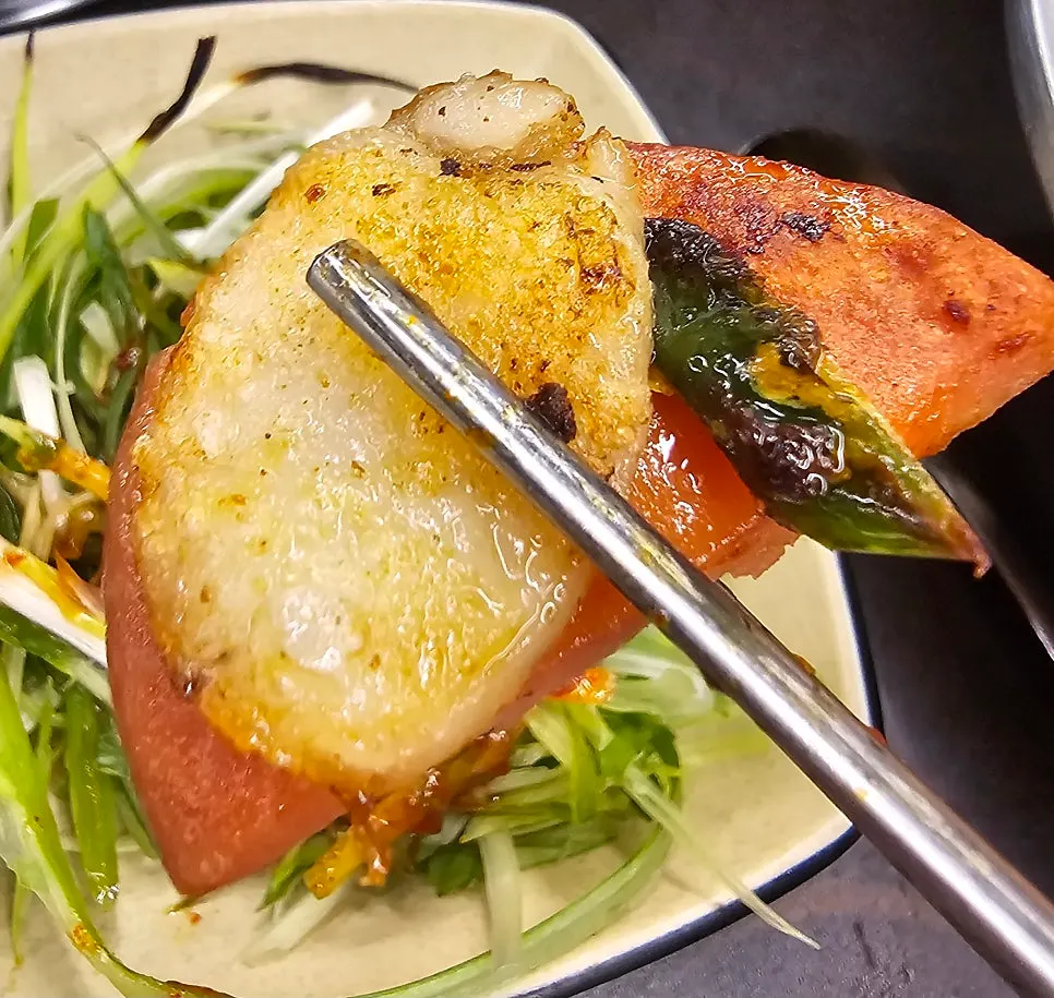 Grilling makchang and pork belly together on the pan