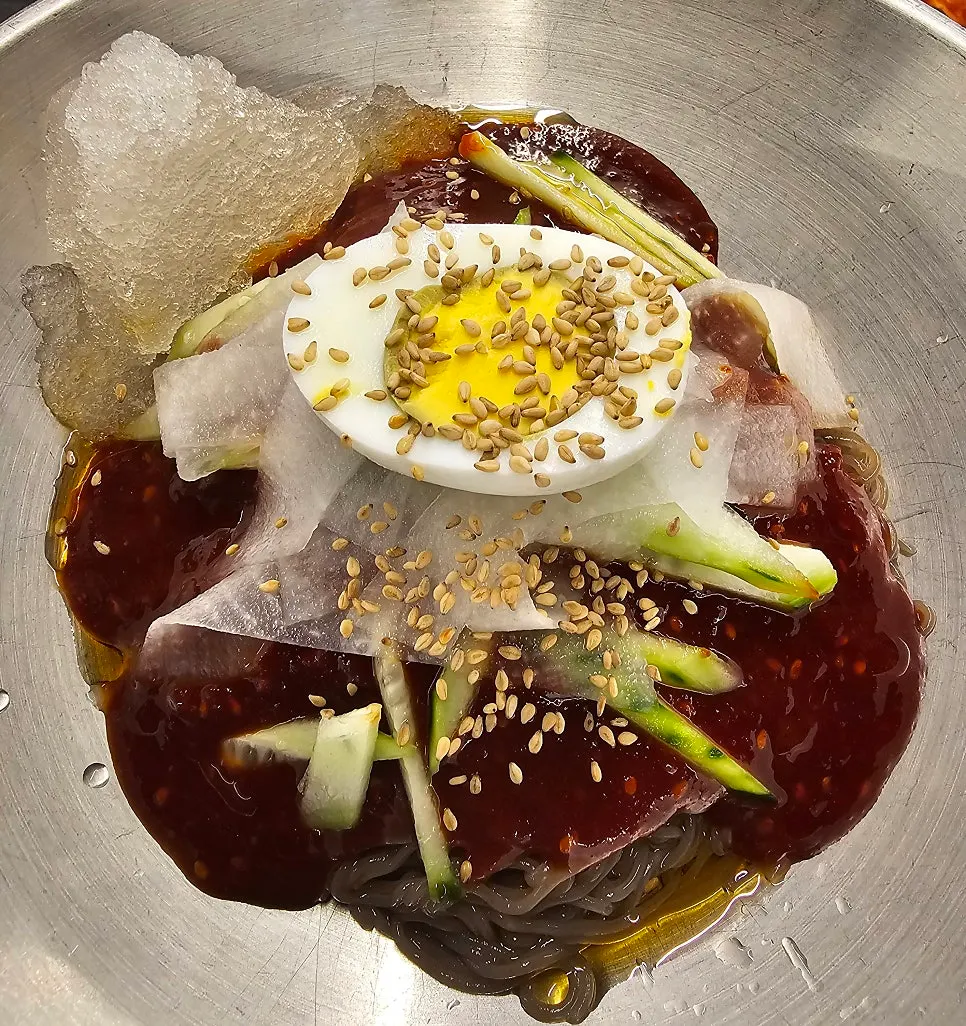 Wrapping grilled meat with bibim-naengmyeon