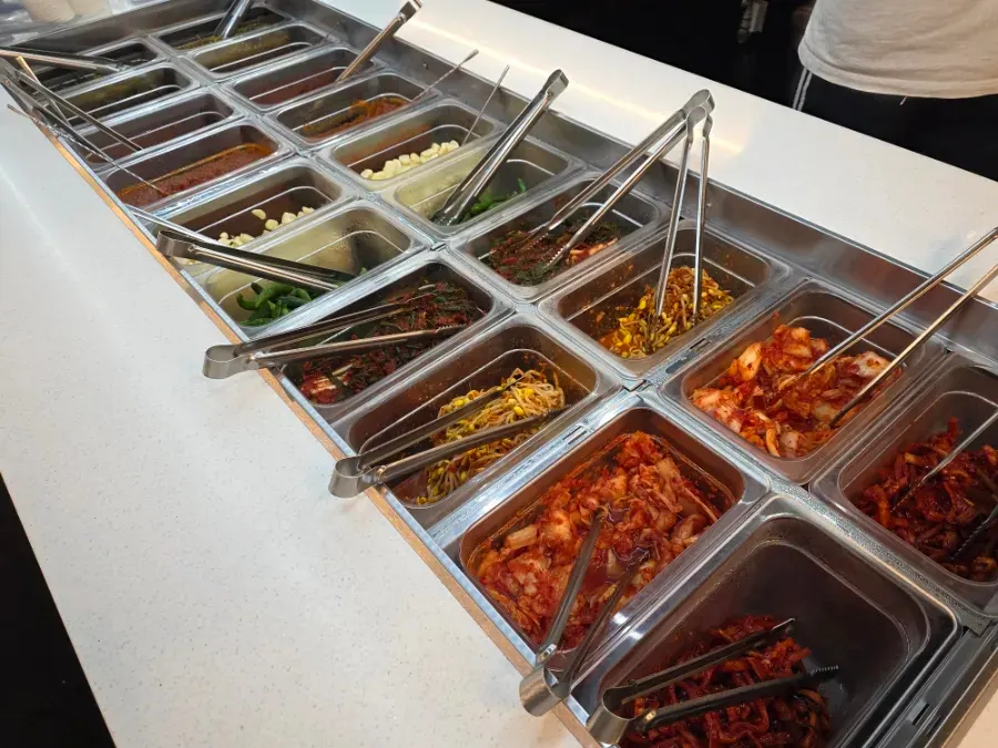 Side dish section of the self-serve bar at Daepae Maket Daeyeon Branch