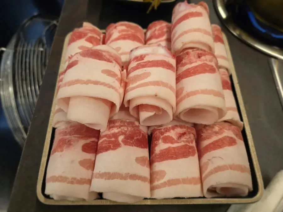 Plate with 5 servings of Jeju native thin-cut pork belly