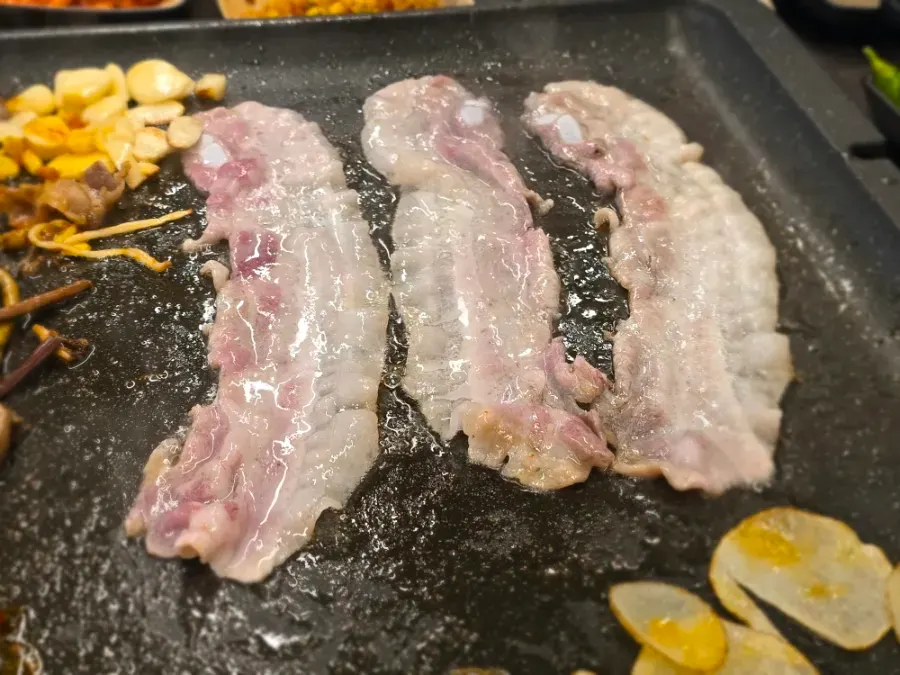 Basic-thickness thin-cut pork belly spread on the grill