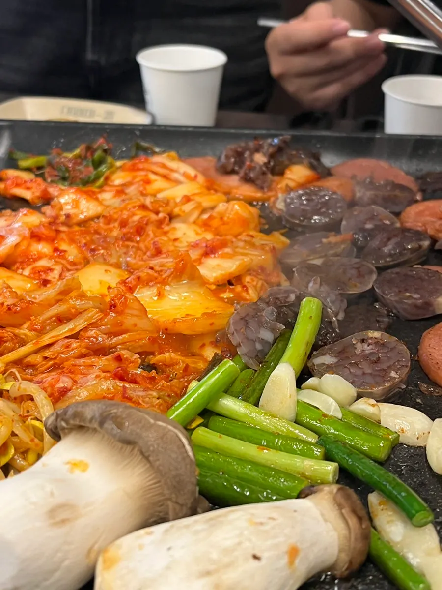 A wrap of daepae samgyeopsal in one bite