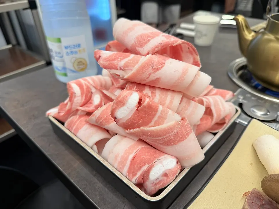 A serving plate of duroc thin-cut pork belly