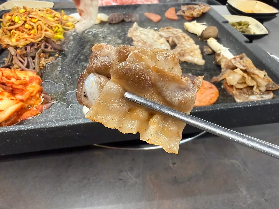 Thin-cut pork belly grilled crisp on the grill