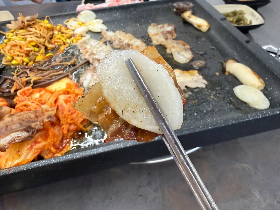 Rice cake grilled alongside the pork belly
