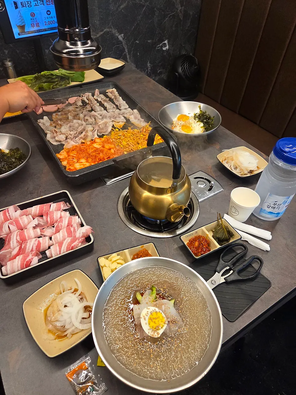Pork belly table setting at Daepae Maket Busan Daeyeon Branch