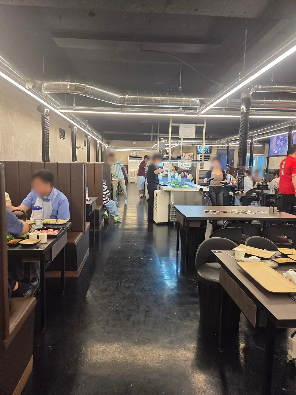 Interior seating at Daepae Maket Busan Daeyeon Branch at night