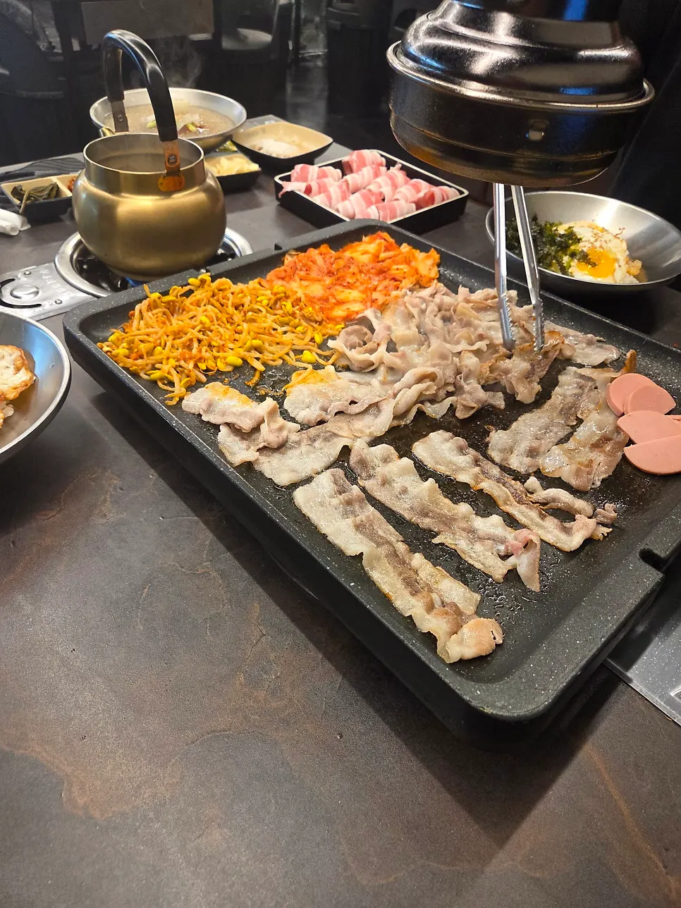Five servings of thin-cut pork belly on the grill