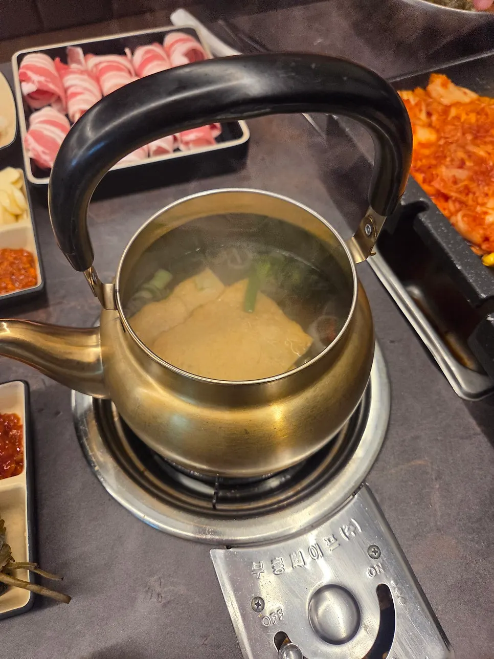 Free fish cake soup served in a kettle
