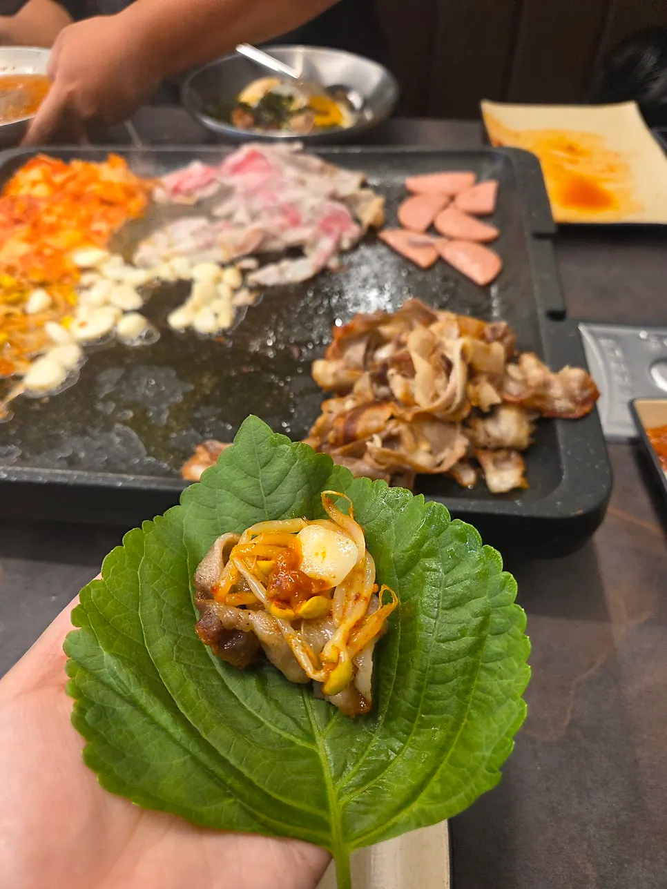 Wrapping water naengmyeon with pork belly