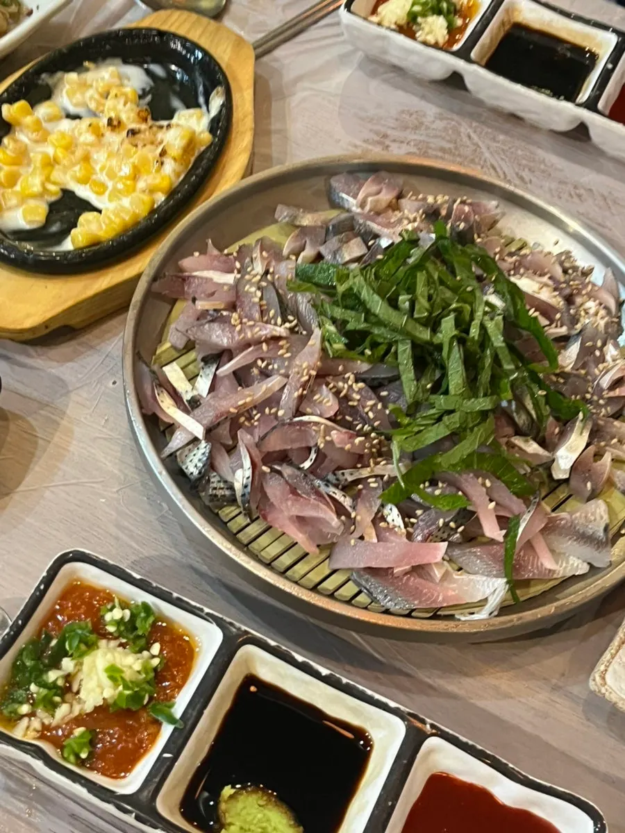 대연동 횟집 신통영 경성대점 전어회 상차림