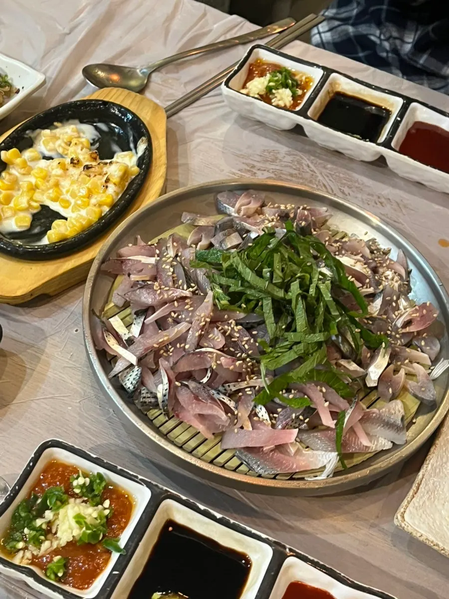 손질되어 나온 전어회 접시