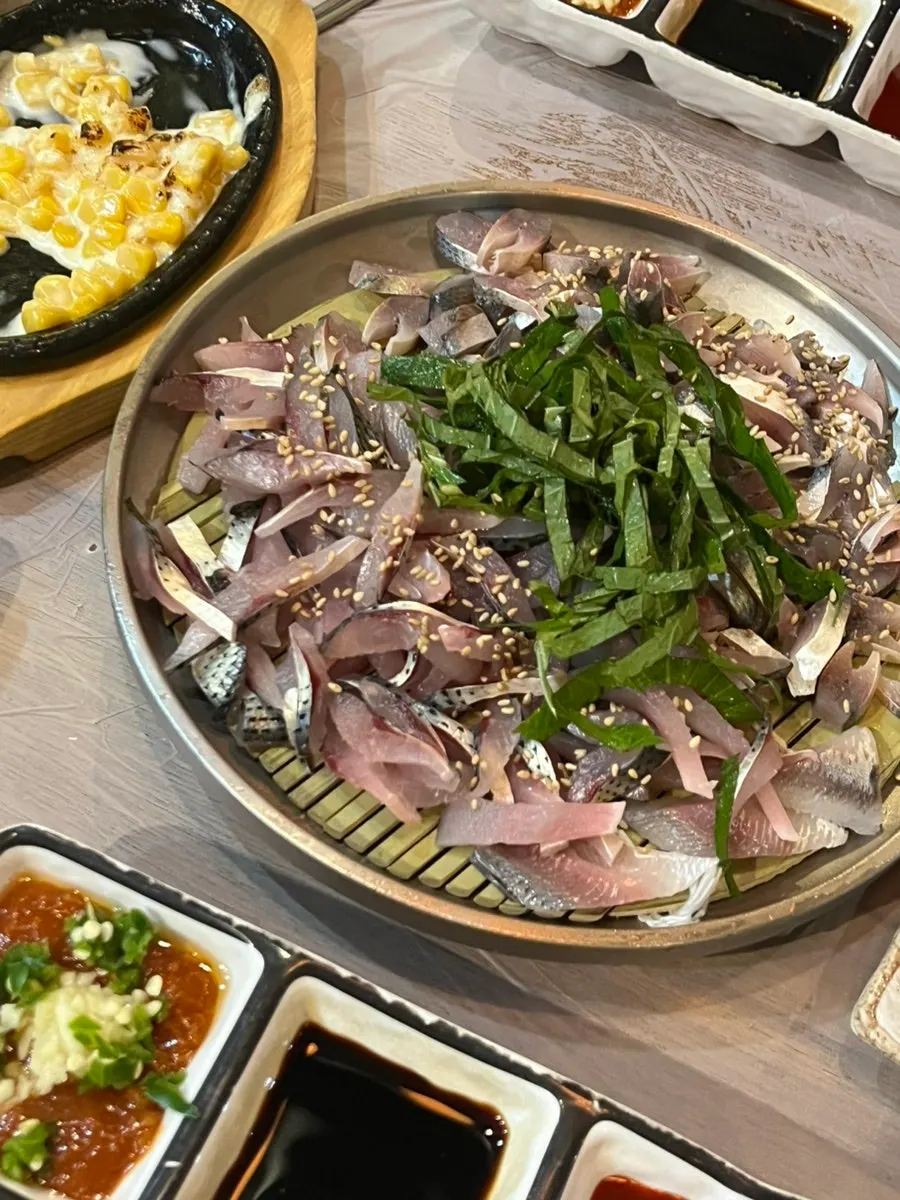 초장에 찍어 먹는 전어회 한 점