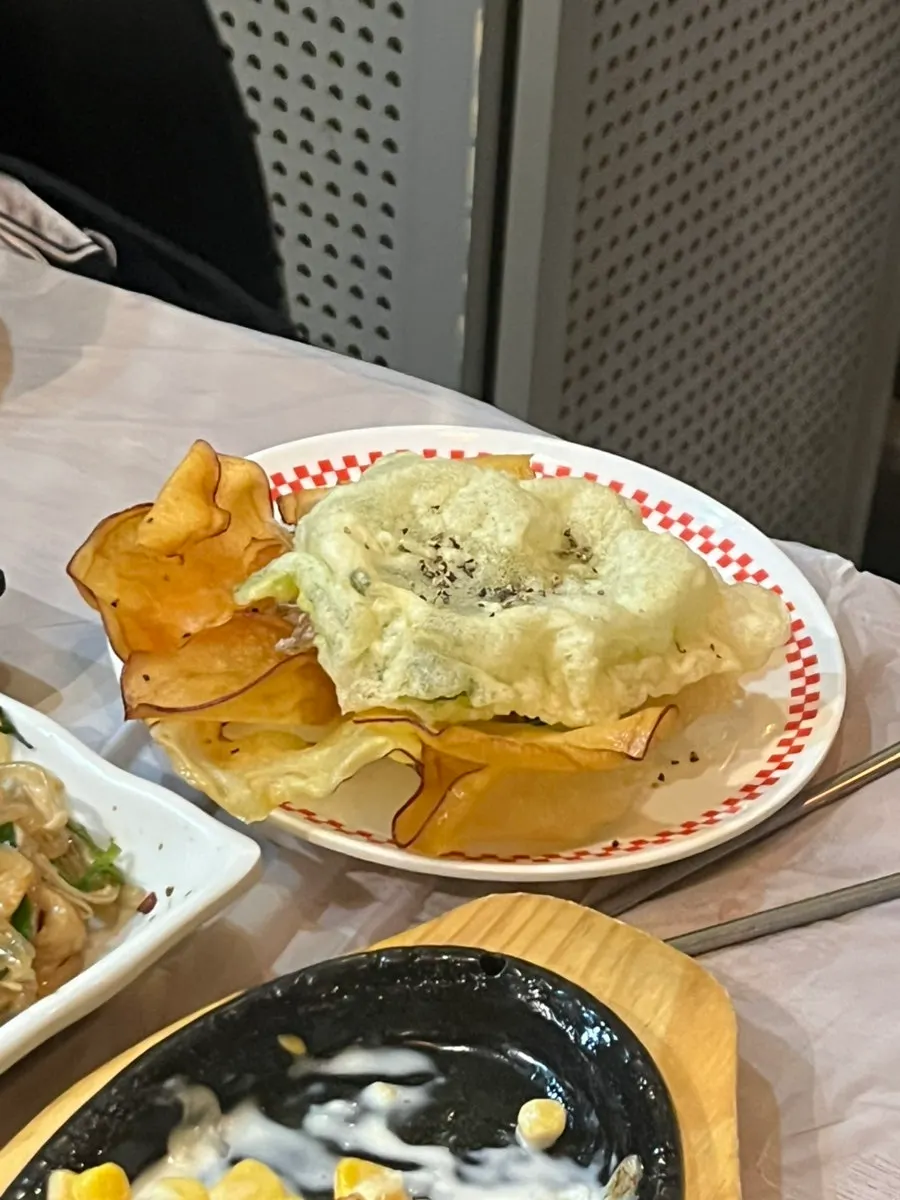 깻잎쌈에 올린 전어회와 마늘 고추