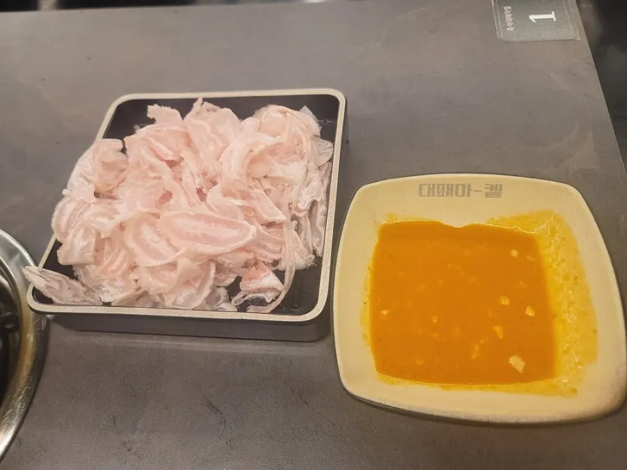 Thin-cut snowflake makchang served with sauce