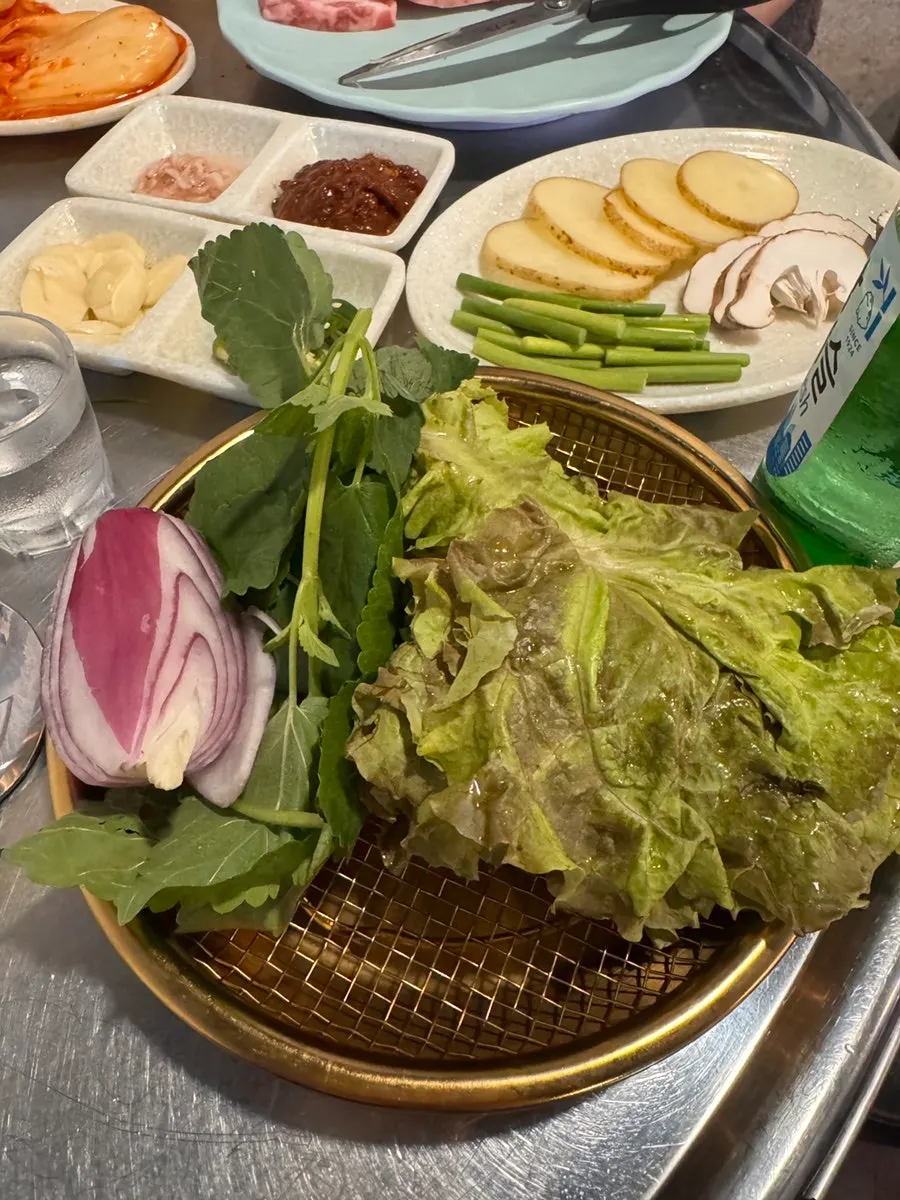 Golden-grilled pork belly with side dishes