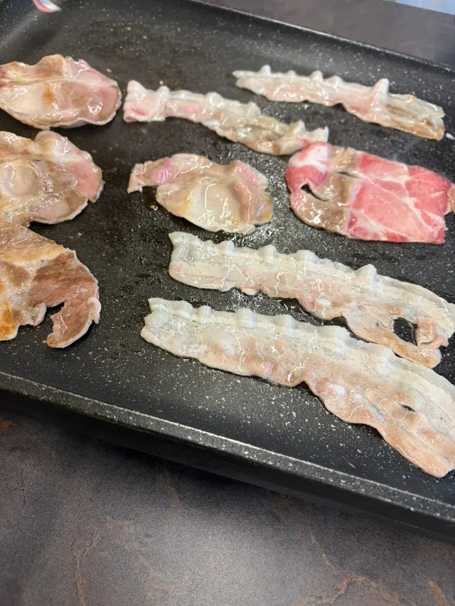 셀프바에서 담아온 파채와 쌈채소 한 접시