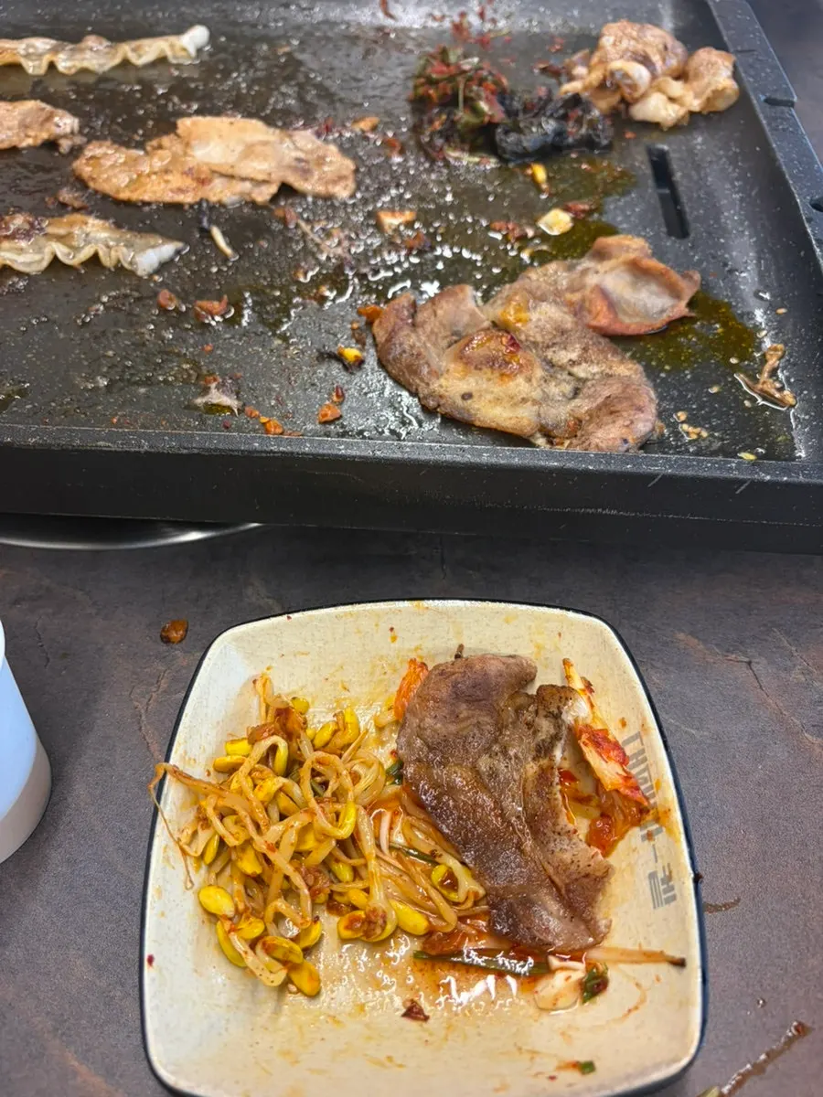 콩나물을 올린 삼겹살 한 쌈