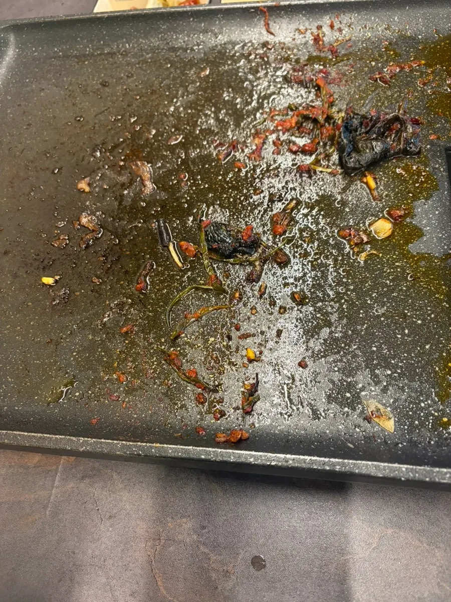 싹 비운 불판과 접시