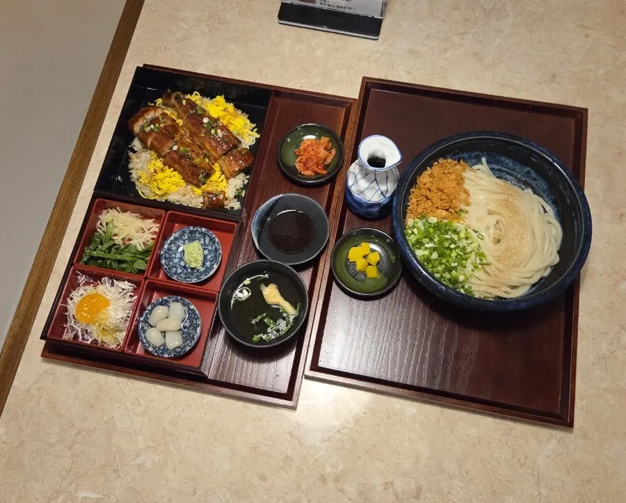 붓가케우동과 장어덮밥이 함께 차려진 테이블