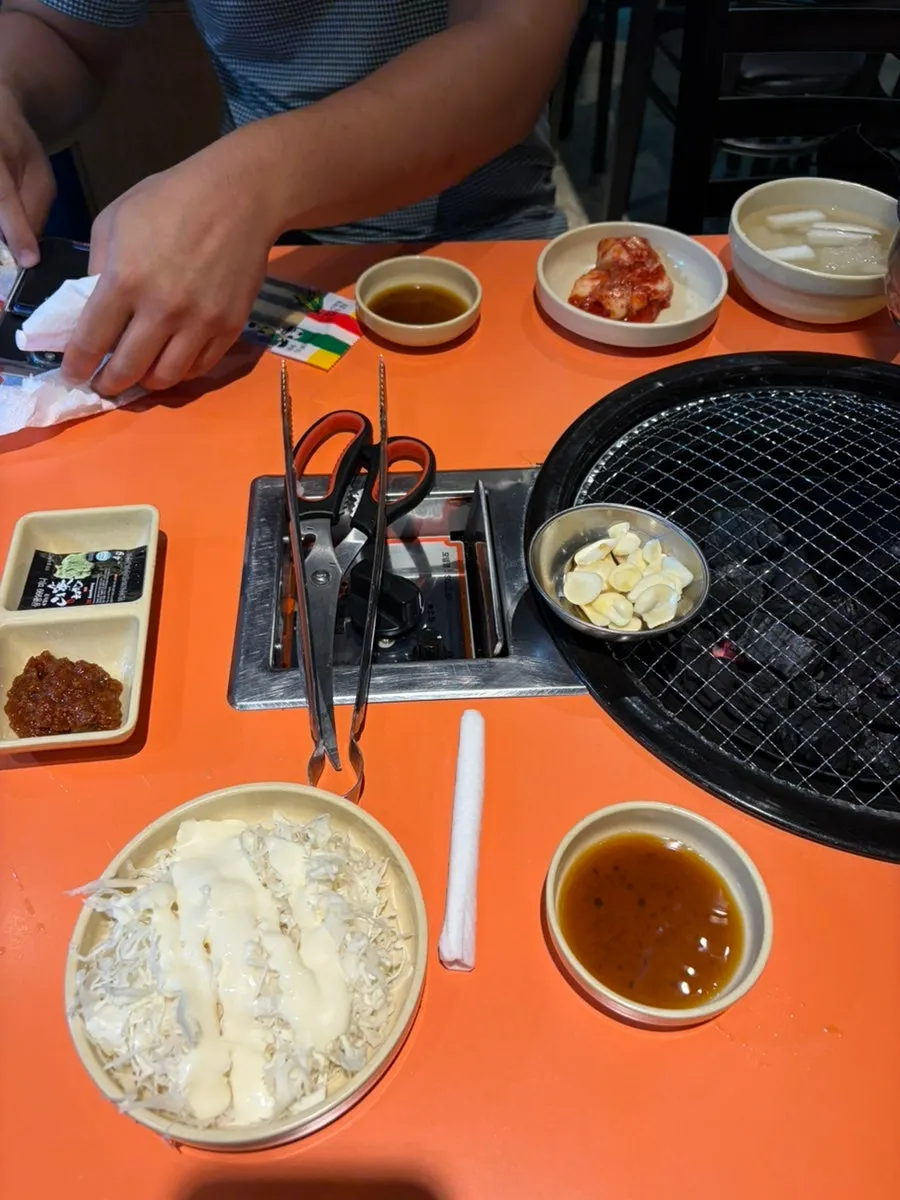 크림소스에 찍어 먹는 빵