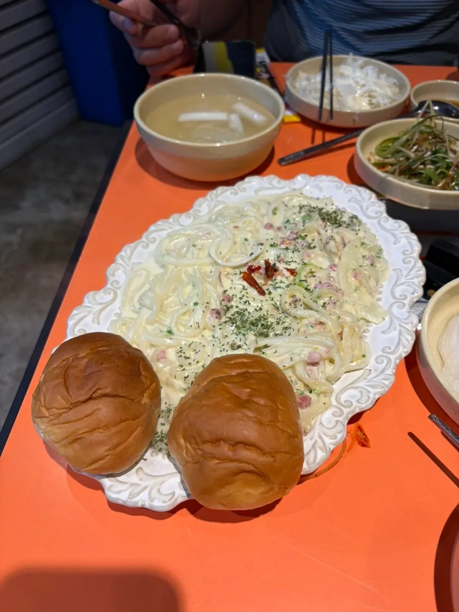 양념갈비와 청양크림우동 세트 상차림