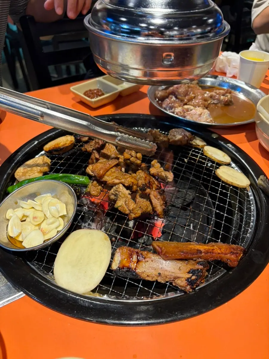 고기와 크림우동을 번갈아 먹는 테이블
