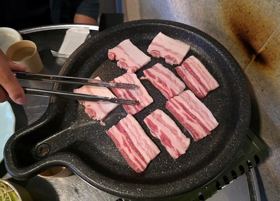 삼겹살과 함께 굽는 감자 야채