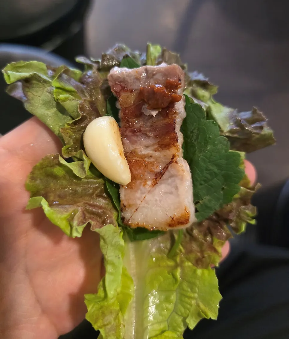 불판 위 삼겹살과 구운 야채