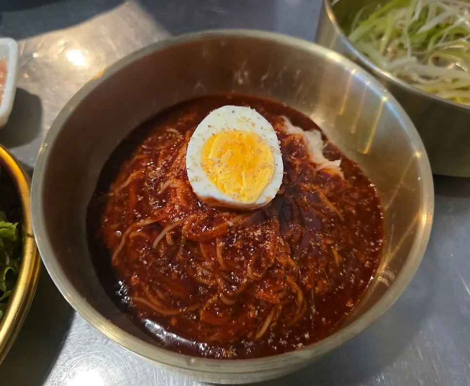 양념 가득한 촌 비빔국수