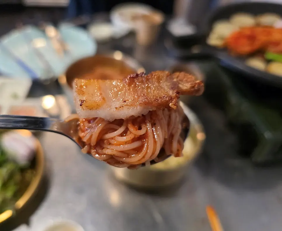 삼겹살과 함께 먹는 비빔국수