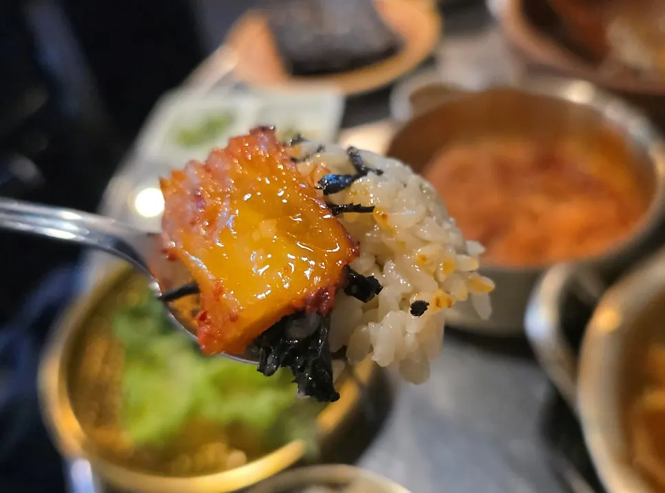 두부와 수제비가 든 된장찌개