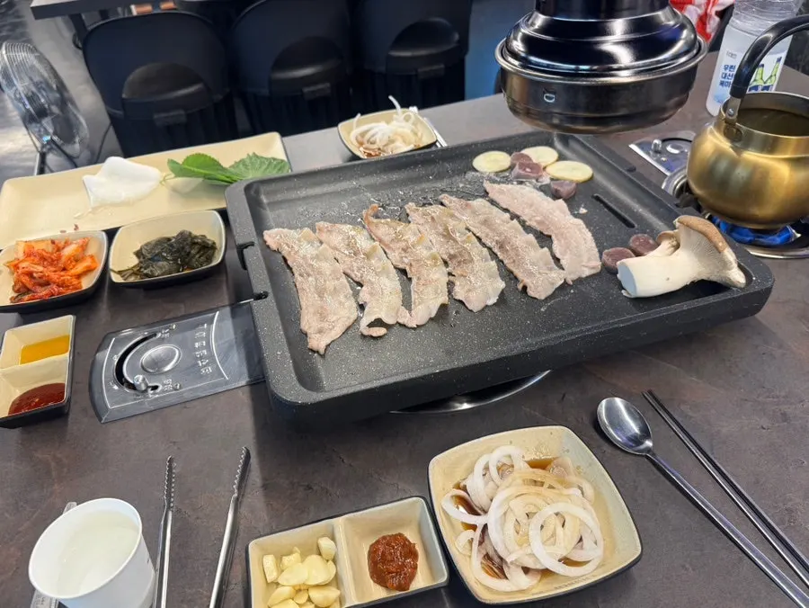 Albam daepae samgyeopsal grilling on the pan