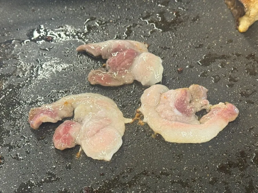 Daepae samgyeopsal served on a perilla leaf