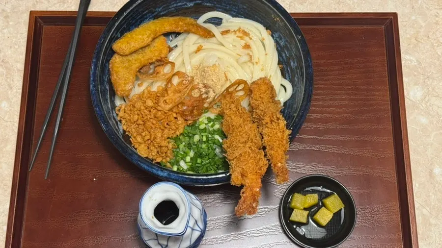 텐붓가케우동과 콤보세트가 함께 놓인 테이블