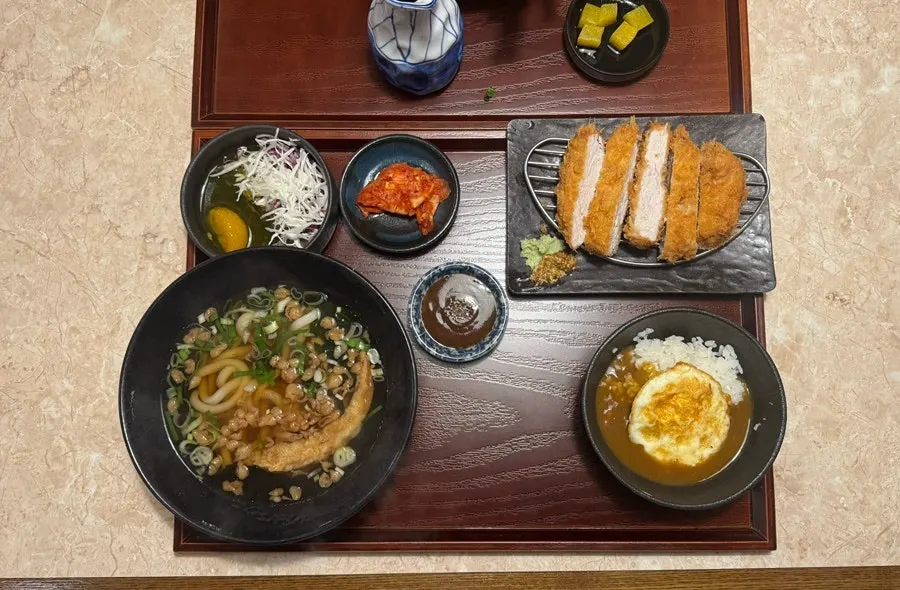 우동과 튀김이 담긴 가로 컷