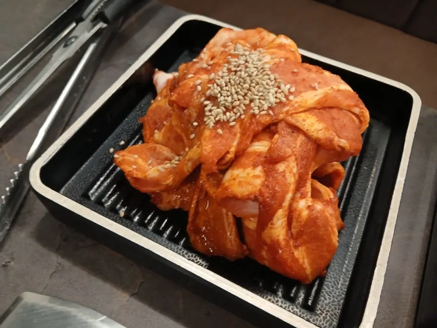 Chestnut gochujang-seasoned sliced pork belly