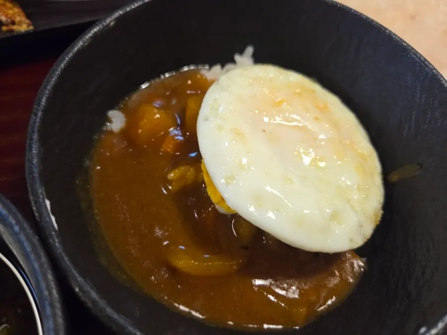 とんかつと冷そばを並べた膳