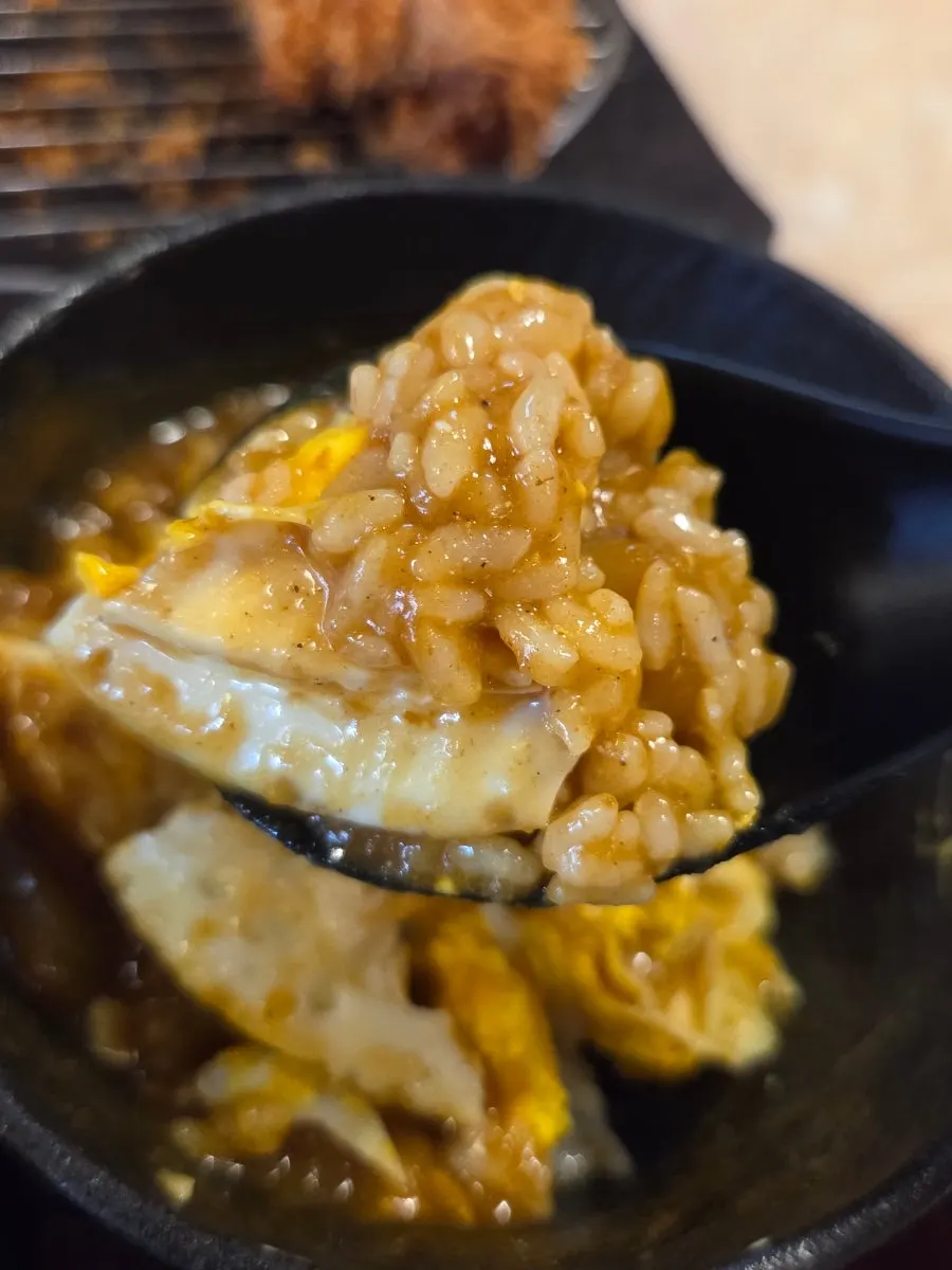 目玉焼きがのったカレー定食