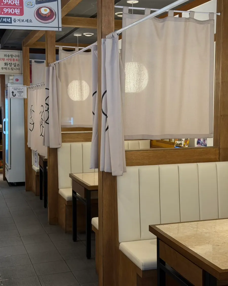 Seating inside Misikga-ui Udon