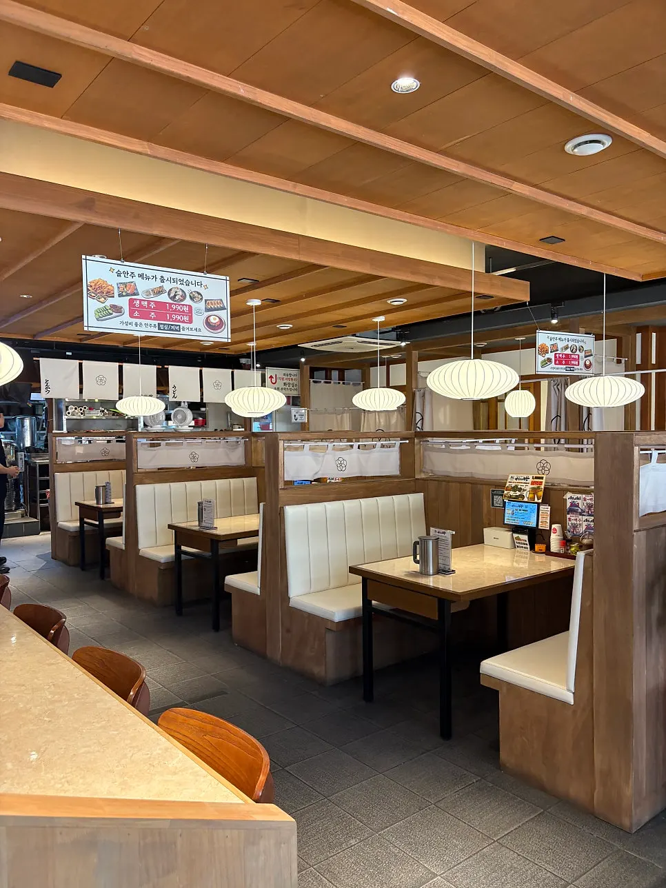 Table seating with partitions