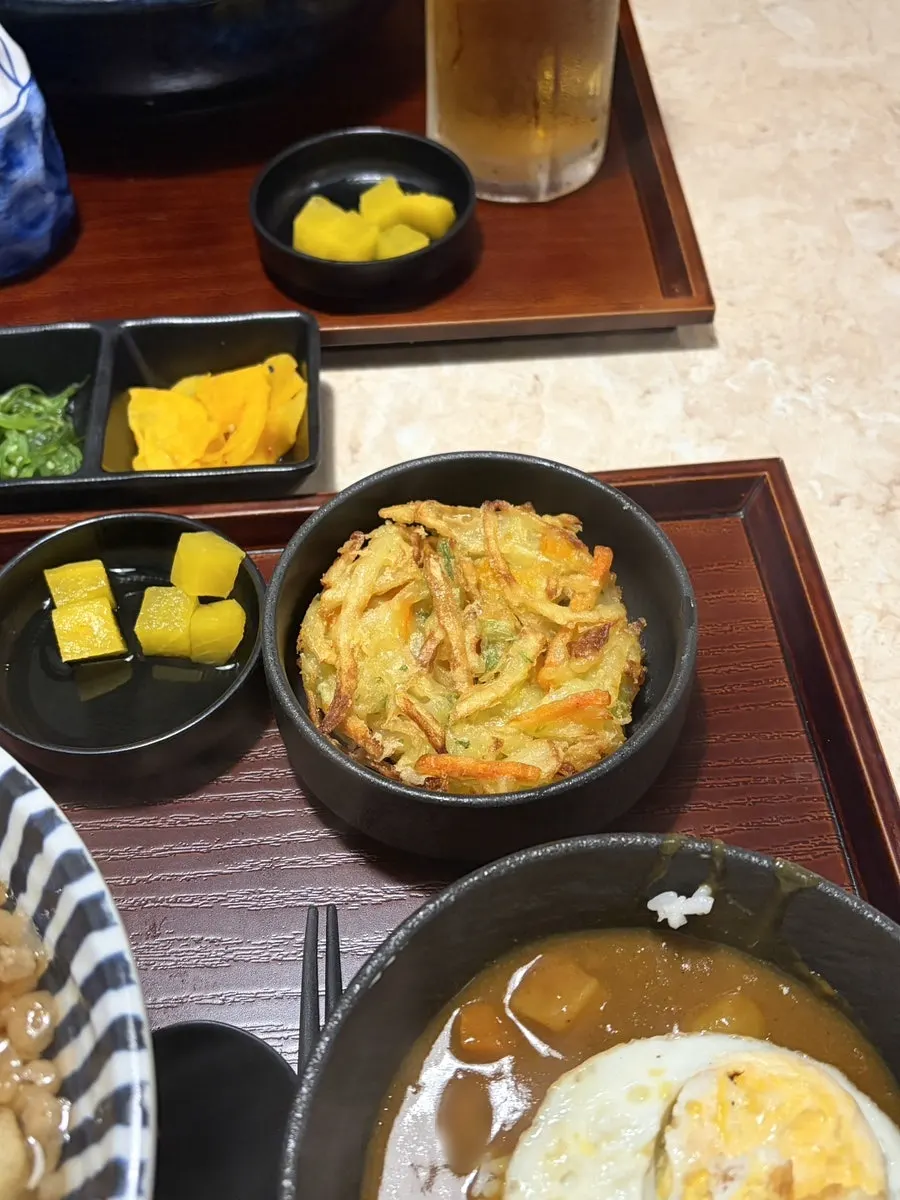 쫄깃한 우동면을 건져 올린 모습