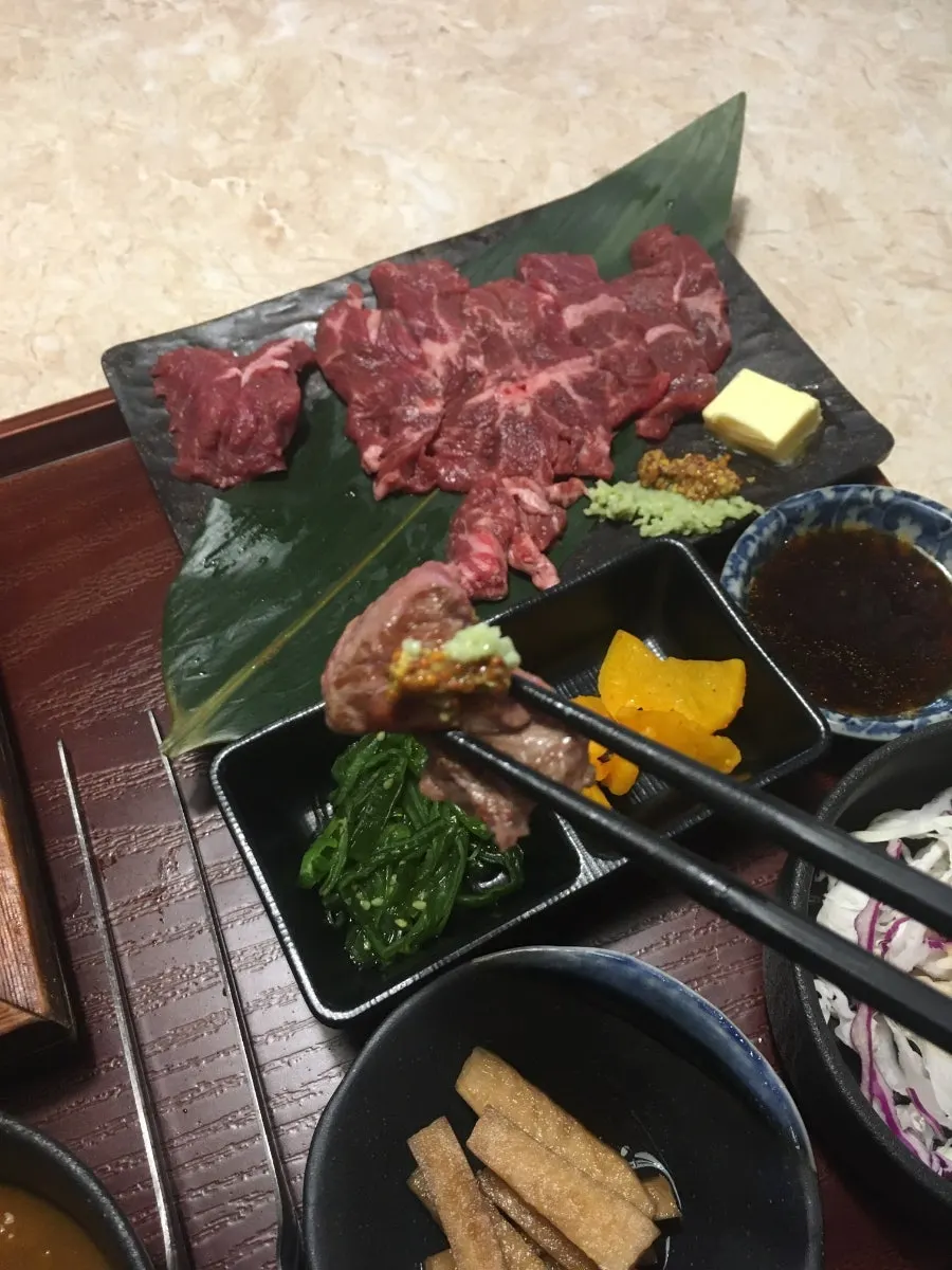 와사비를 올린 구운 고기