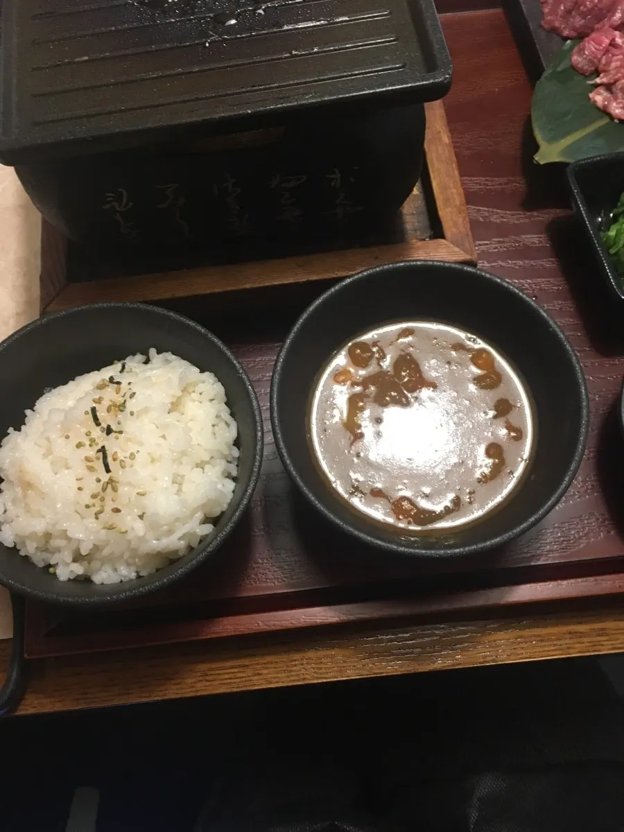 야키니쿠 정식에 함께 나온 밥과 카레
