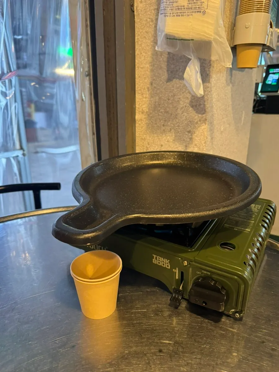 황금나무 액자가 있는 식당 내부