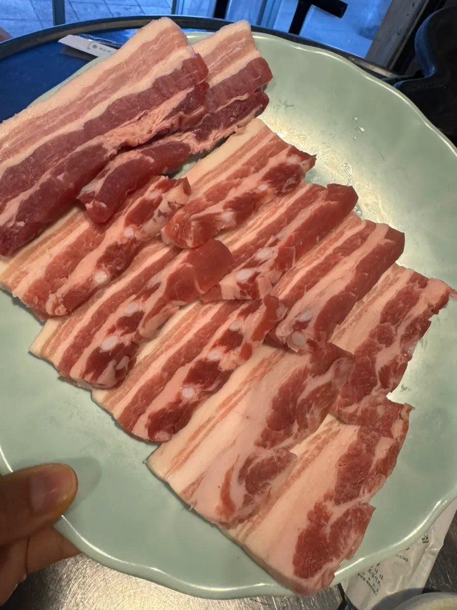 삼겹살 상차림과 고기 준비