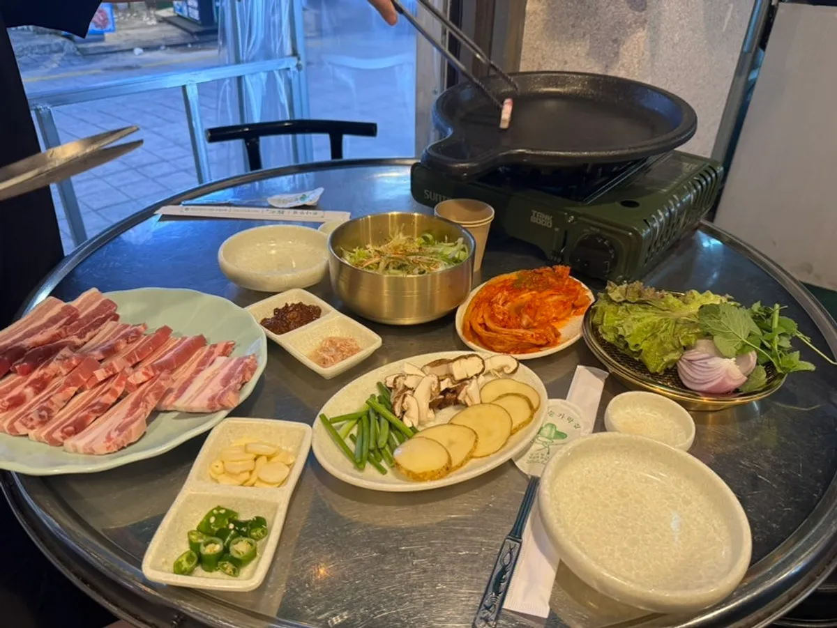 불판에 직접 굽는 지리산 삼겹살