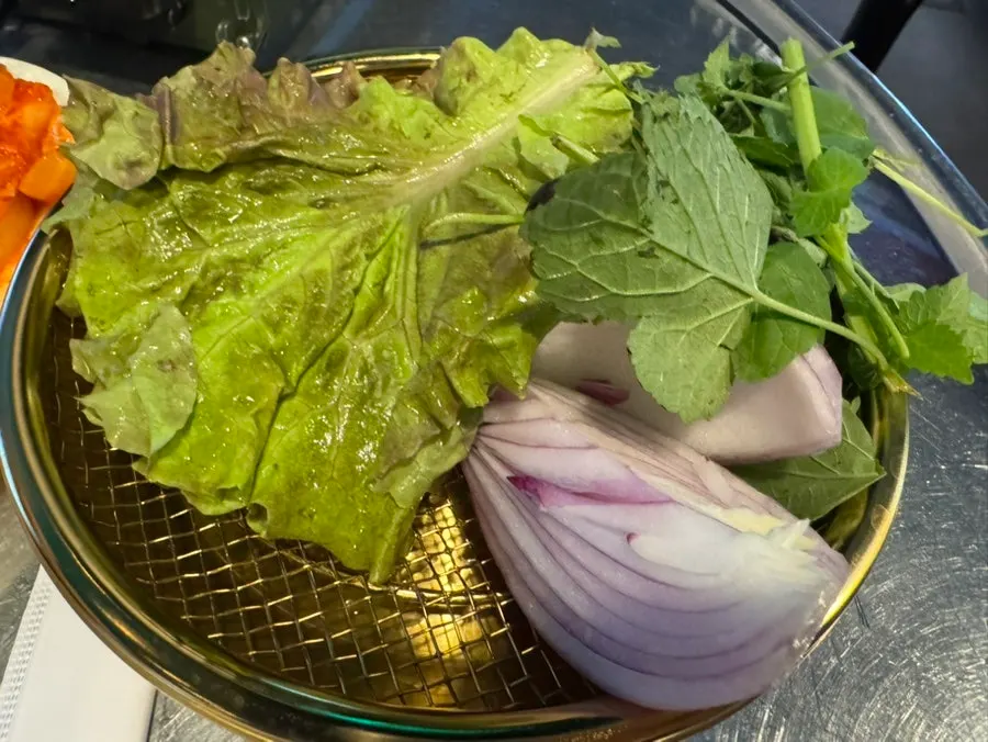 삼겹살과 함께 나온 쌈채소 김치