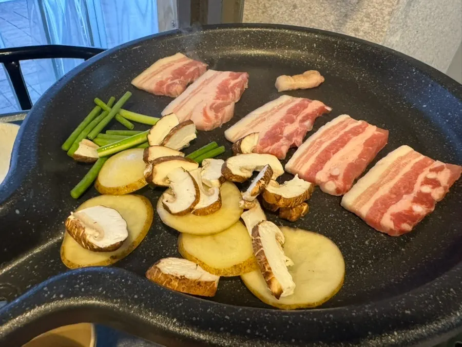 감자와 버섯을 곁들인 불판 구이