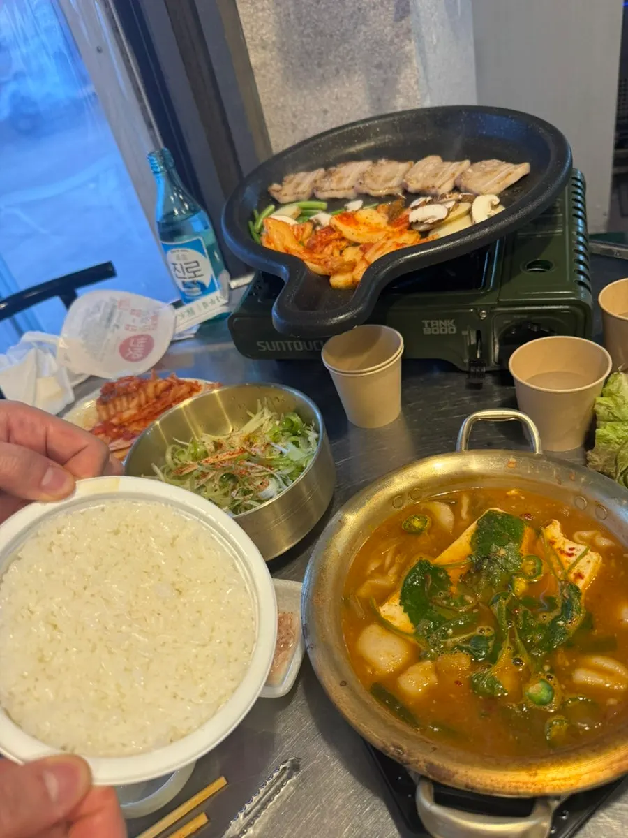 방아를 넣은 촌 된장찌개와 소주